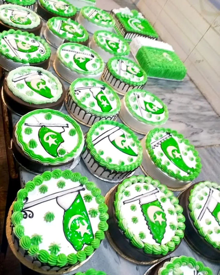 Green and white cupcakes with the Pakistan flag for 14 August